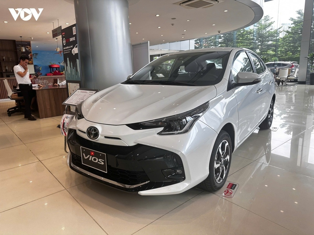 Trong tháng 8/2026, khách hàng chọn mua Vios sẽ nhận mức hỗ trợ 100% lệ phí trước bạ, tương đương mức giảm 46 - 54.5 triệu đồng.