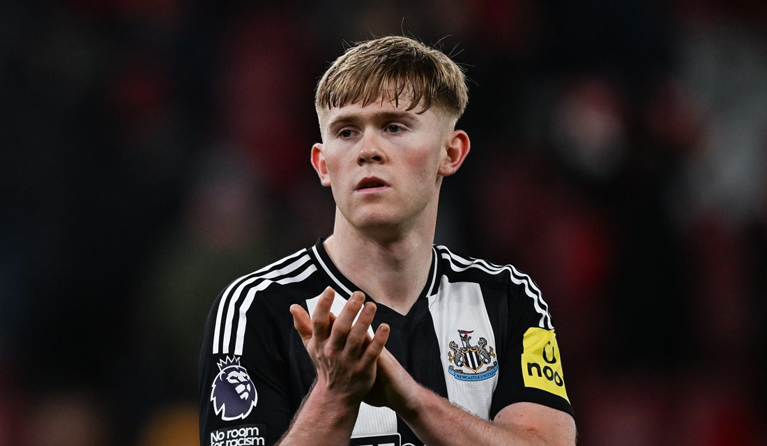 Lewis Hall được cho đang nằm trong tầm ngắm Manchester United.
