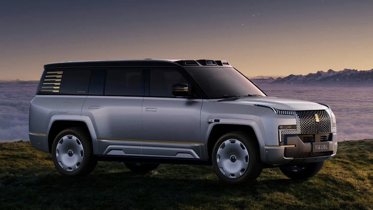 Tin xe 6/8: BYD tung SUV siêu sang hơn 7 tỷ đồng, Pajero 2027 lộ cấu hình - 1