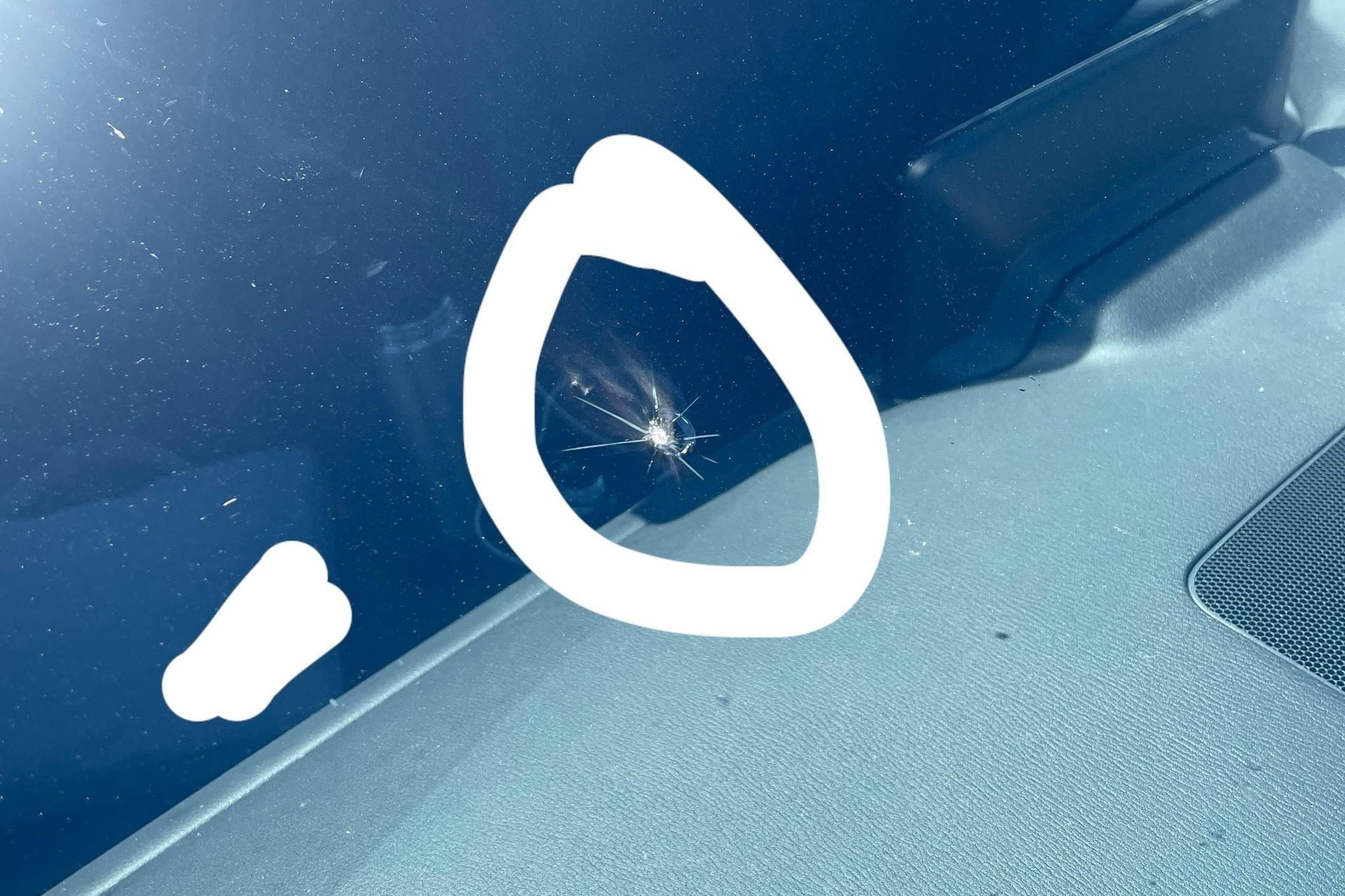 Kính chắn gió trên Mazda CX-5 dễ bị nứt sau khi va chạm với đá dăm hoặc các vật thể nhỏ trên đường. (Ảnh: Reddit)