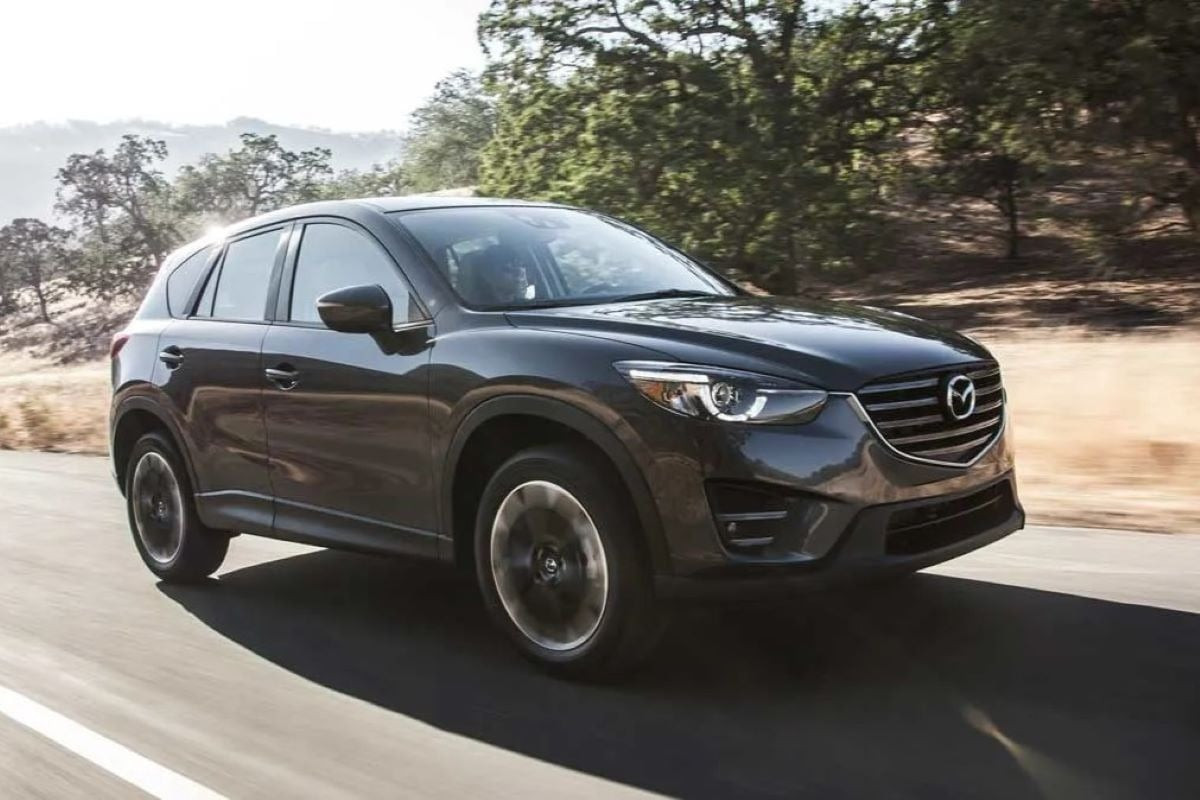 Hơn 36.000 xe Mazda CX-5 2016 bị triệu hồi vào năm 2020 do lỗi đèn LED ban ngày. (Ảnh: Consumer Reports)