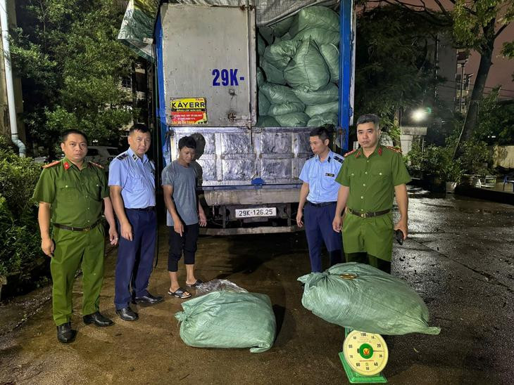 Quảng Ninh: Phát hiện hơn 8,7 tấn chân gà không rõ nguồn gốc trên xe tải - Ảnh 1.