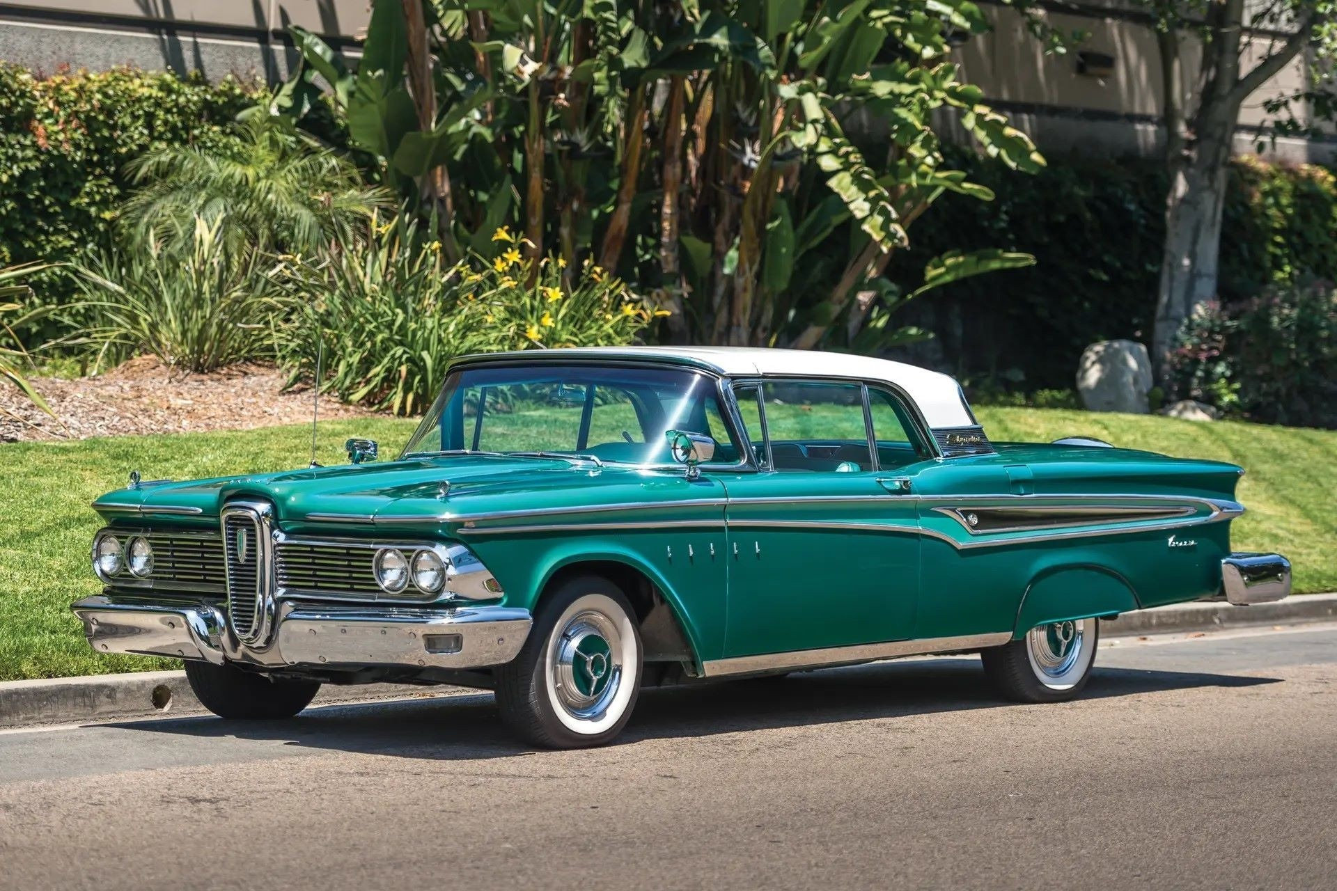 Giá bán cao, thiết kế gây tranh cãi khiến Edsel thua lỗ nặng. (Ảnh: RM Sothebys)