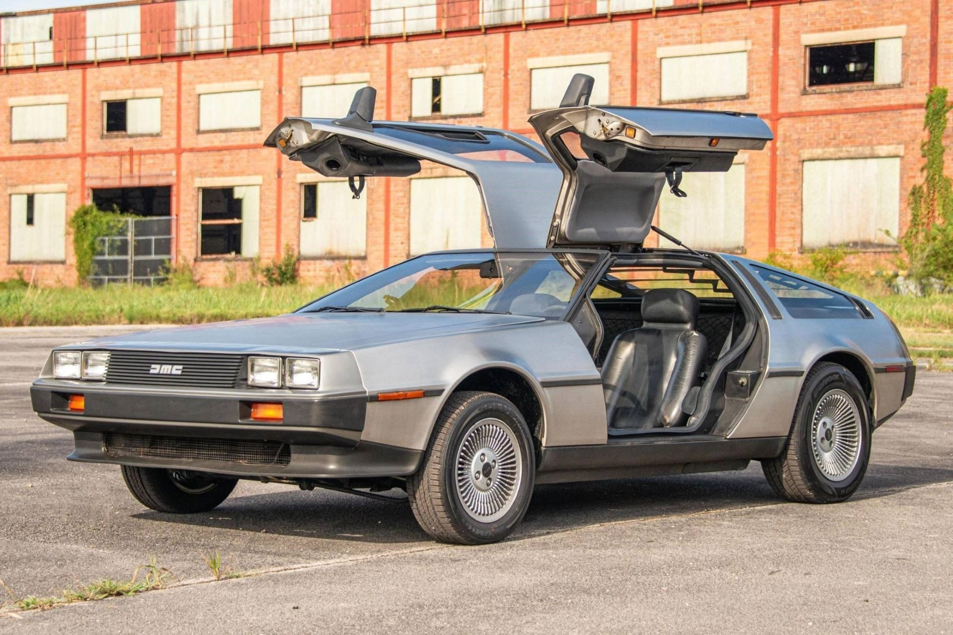DeLorean DMC-12 bị khách hàng phàn nàn về chất lượng hoàn thiện kém do công nhân lắp ráp không được đào tạo bài bản. (Ảnh: Cars And Bids)