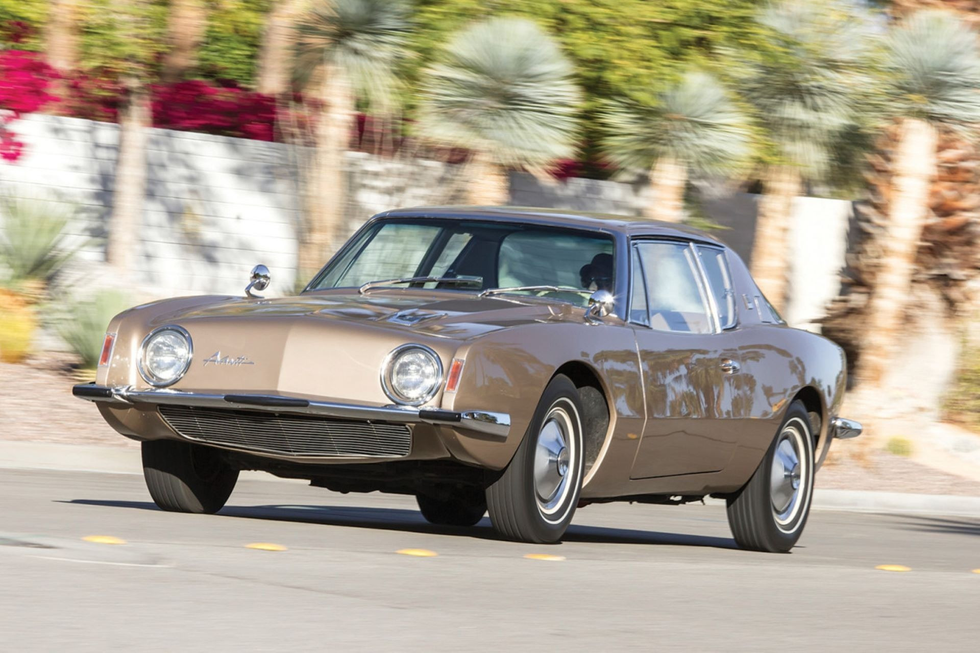 Studebaker Avanti đã không thể cạnh tranh được với Ford Mustang và Chevrolet Camaro. (Ảnh: Classic And Sports Car)