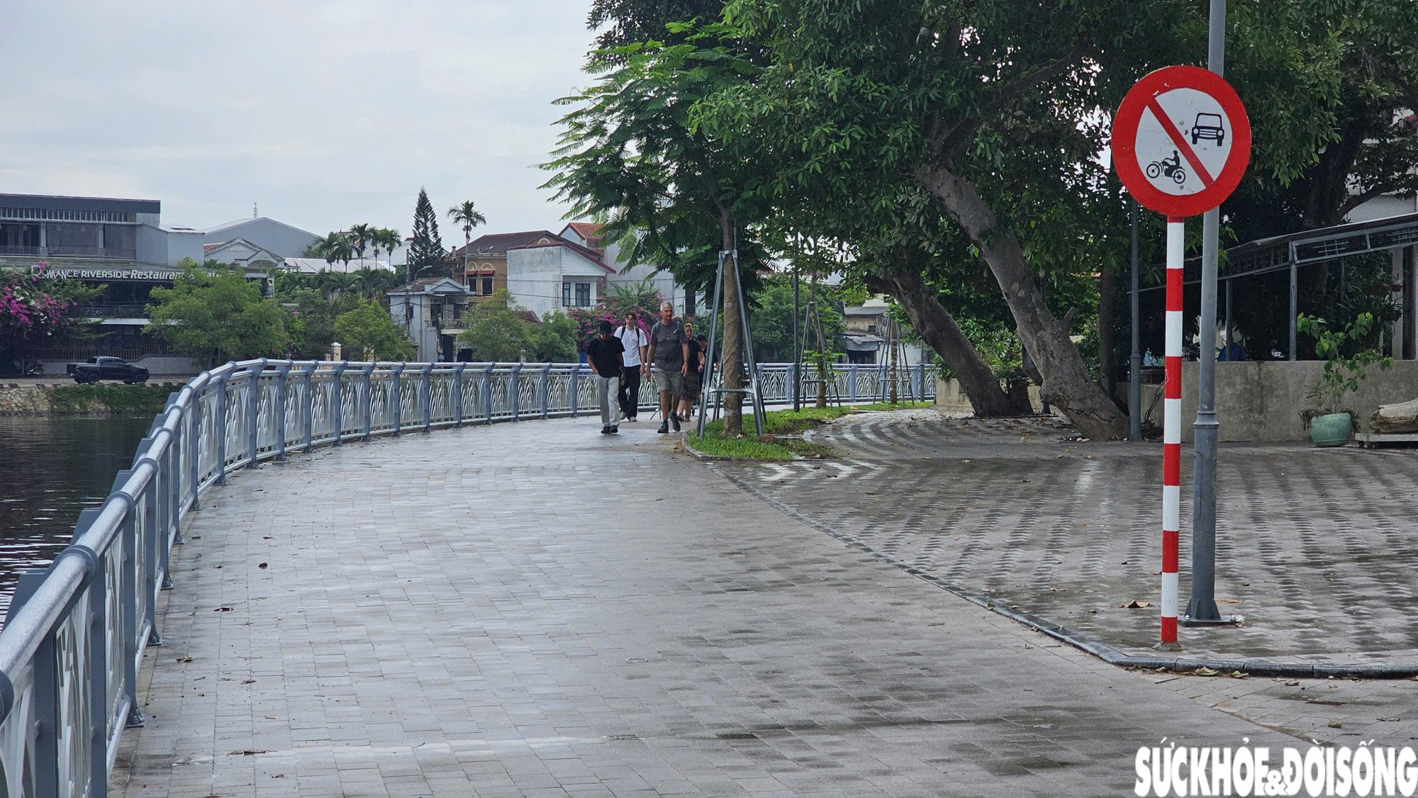 Mặc biển cấm, xe máy vẫn chạy vào đường đi bộ vừa hoàn thành ở Huế- Ảnh 2.