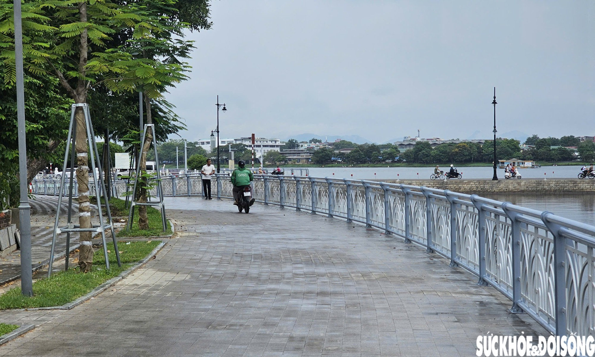 Mặc biển cấm, xe máy vẫn chạy vào đường đi bộ vừa hoàn thành ở Huế- Ảnh 7.