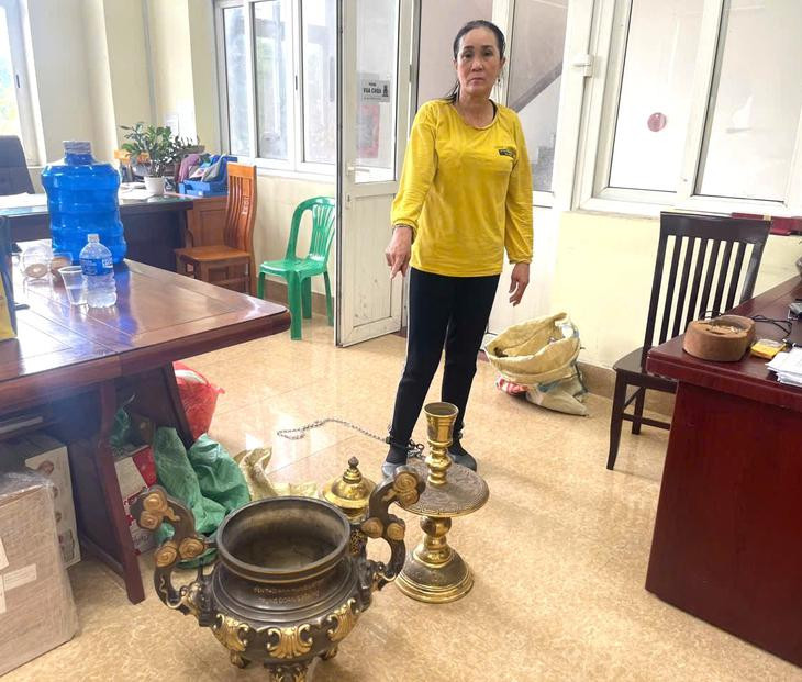 Vừa trộm lư hương ở đền thờ liệt sĩ gặp công an- Ảnh 1.