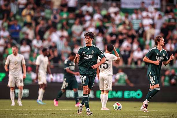 Mario Rivas giúp Real có bàn mở tỷ số.