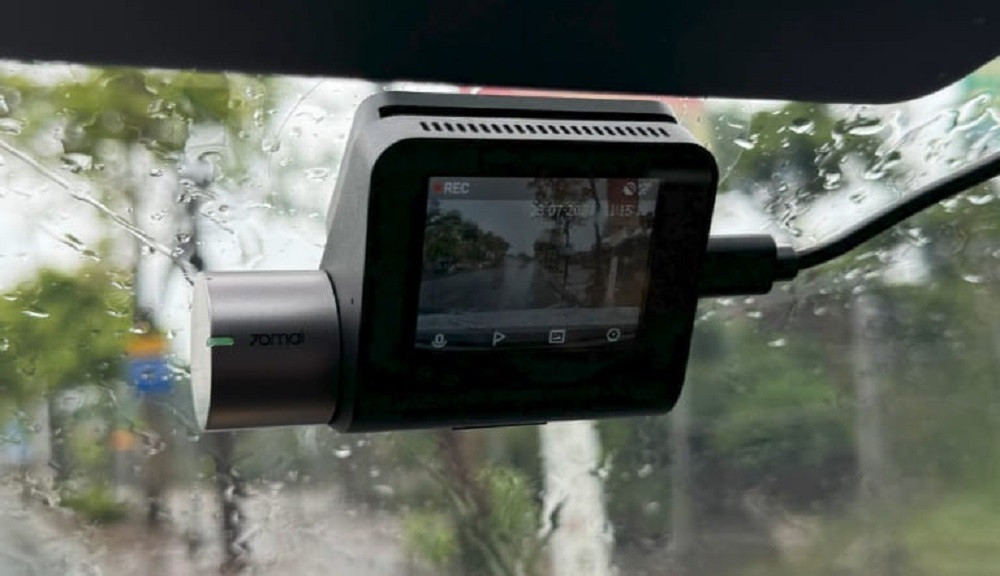 Camera hành trình có thể âm thầm “ăn” điện của bình ắc quy ngay cả khi xe đỗ. (Ảnh: Phong Nguyễn)