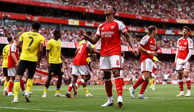 Hàng thủ Arsenal đang chơi sa sút đến báo động.