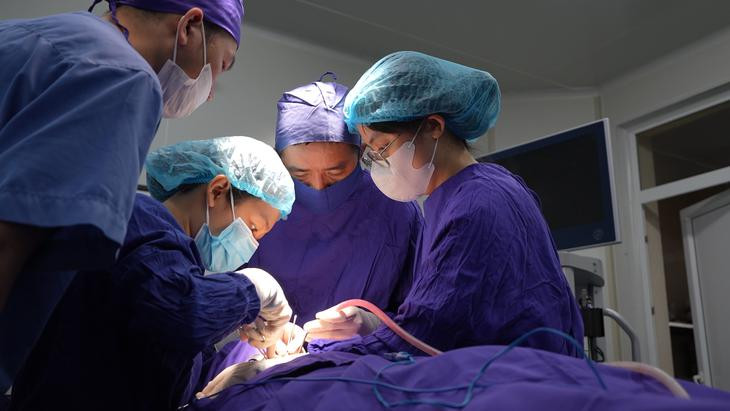 Cố nuốt một miếng cơm để 'chữa mẹo' hóc xương, người đàn ông bị dị vật đâm xuyên qua thực quản - Ảnh 3.