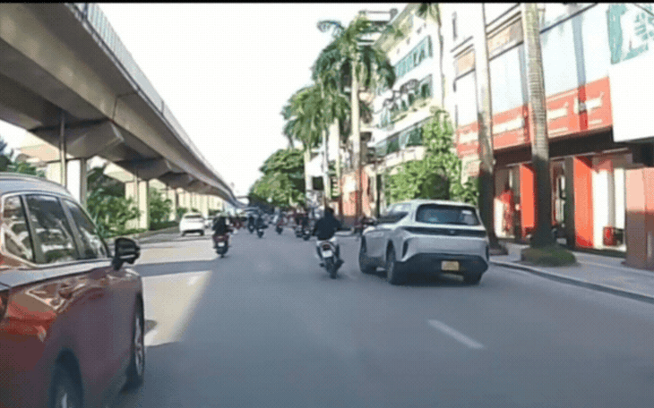 Clip ô tô hất văng xe máy sau màn tạt đầu, đánh võng qua lại trên phố Hà Nội - Ảnh 2.