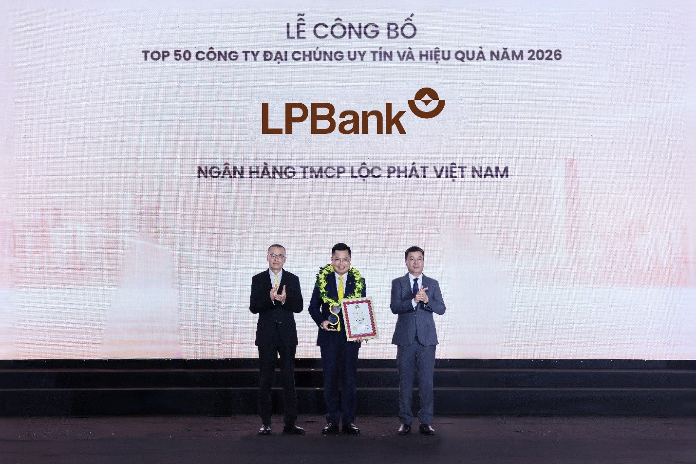 Ông Bùi Thái Hà – Phó Chủ tịch HĐQT LPBank nhận cúp và chứng nhận Top 50 Công ty Đại chúng uy tín và hiệu quả năm 2026 từ Ban tổ chức