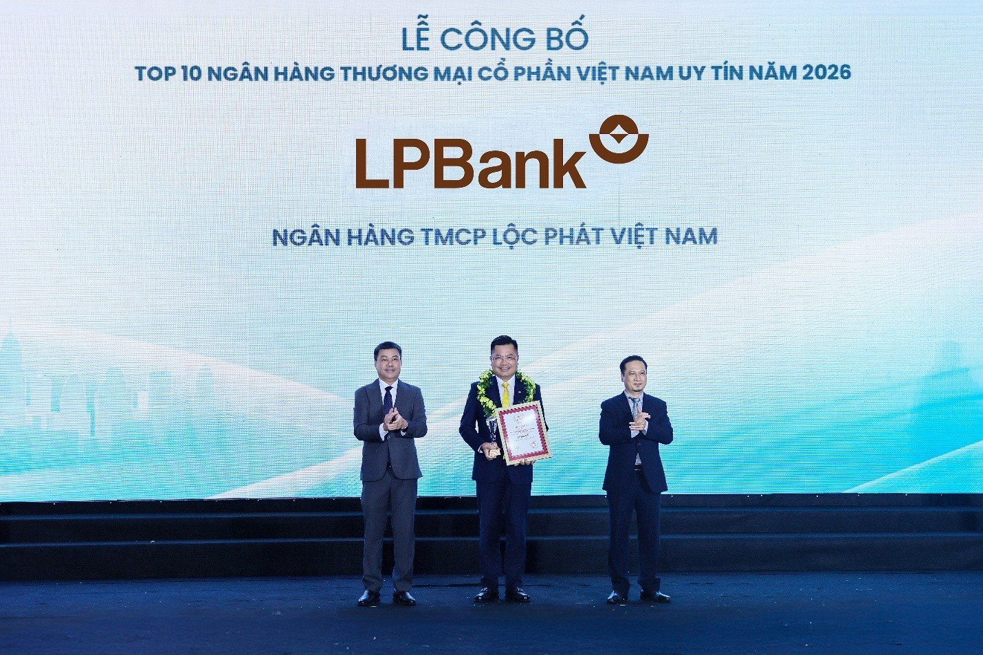 Ông Bùi Thái Hà – Phó Chủ tịch HĐQT LPBank nhận cúp và chứng nhận Top 10 Ngân hàng TMCP Việt Nam uy tín năm 2026 từ Ban tổ chức