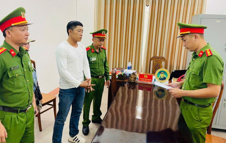 Tạm giữ hình sự tài xế đánh đồng nghiệp giữa đường - Ảnh 1.