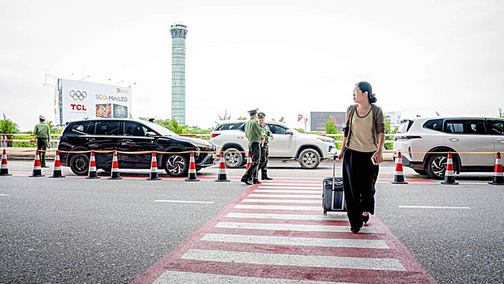 Bóc trần chiêu 'bán khách' ở sân bay Nội Bài, 'cò mồi' hét giá cao ăn chênh lệch- Ảnh 2.