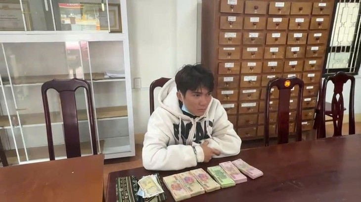Thấy đám cưới đẹp, một thanh niên vào xem rồi trộm cắp 80 triệu đồng trong cốp xe máy - Ảnh 1.