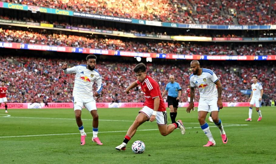 Amass nổi bật trong lần đụng độ Leeds.