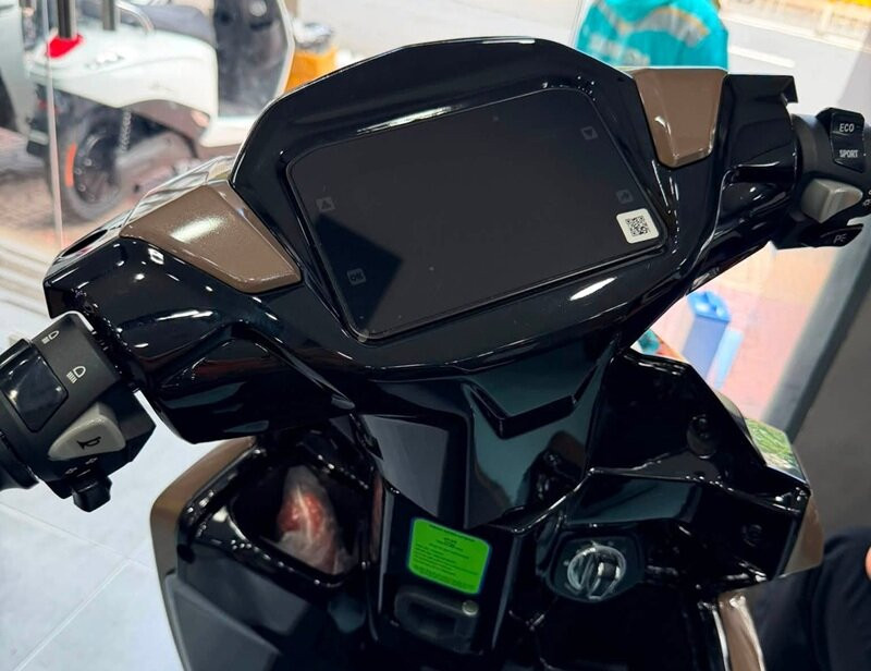 Màn hình TFT và hốc chứa đồ phía trước VinFast Kinet