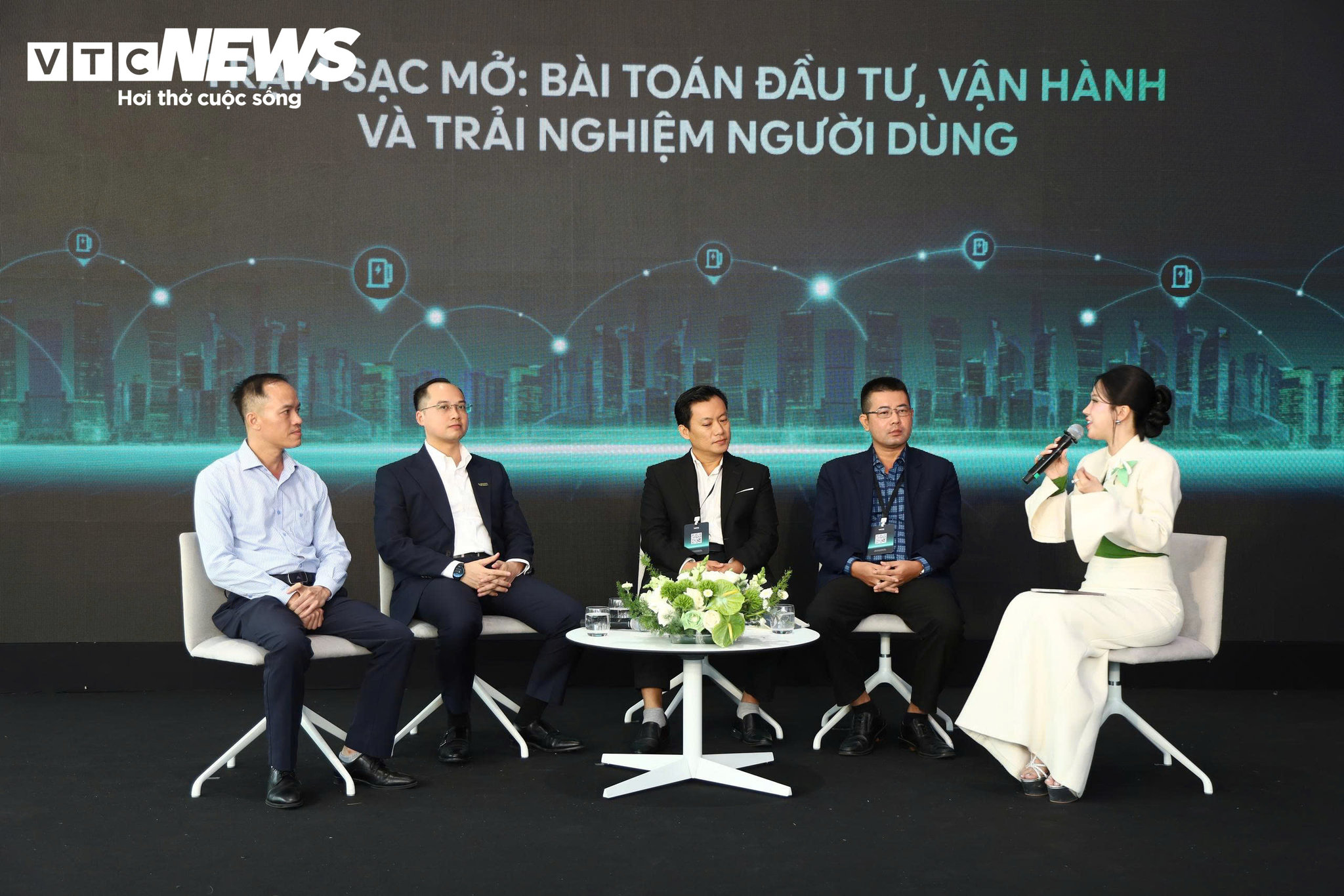Các chuyên gia thảo luận tại về việc phát triển hệ sinh thái trạm sạc mở. (Ảnh: Ngọc Duy)