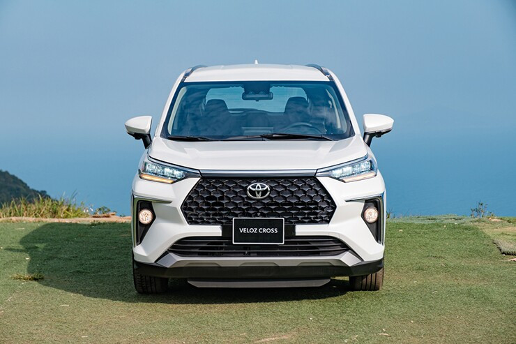 Ngoại thất Toyota Veloz Cross 2026 sở hữu nhiều đường nét góc cạnh thể thao