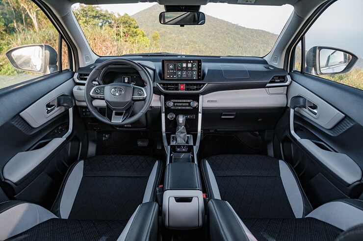 Không gian nội thất phối hai tông màu hiện đại của Toyota Veloz Cross 2026