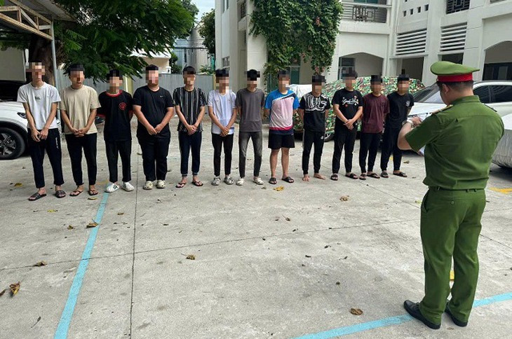 Bắt tạm giam 12 thanh thiếu niên mang kiếm, ba chỉa gây rối ở Đà Nẵng- Ảnh 1.