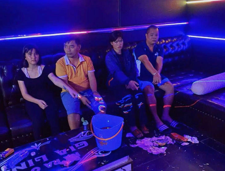 Phát hiện 4 người sử dụng ma túy trong phòng hát karaoke ở Hà Nội- Ảnh 1.