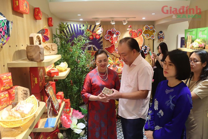 Khai mạc không gian trưng bày sản vật Hà Nội, khách du lịch trải nghiệm phong vị Rằm tháng Tám đậm chất Hà thành- Ảnh 1.