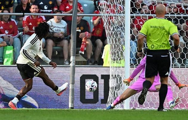 Patrick Dorgu thi đấu ấn tượng trong màu áo Man United