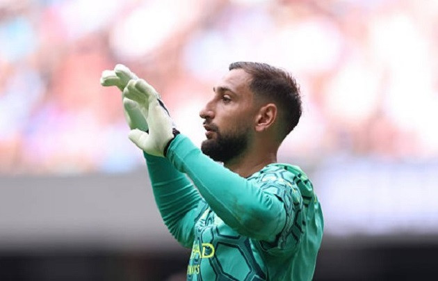 Thủ thành Donnarumma lúng túng khi bị Arsenal gây sức ép