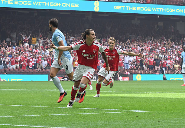 Riccardo Calafiori mở tỷ số cho Arsenal ngay ở giây thứ 25 trong trận Siêu cúp Anh 2026