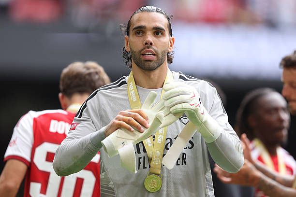 Thủ môn David Raya thi đấu chắc chắn giúp Arsenal giữ sạch lưới trước Manchester City