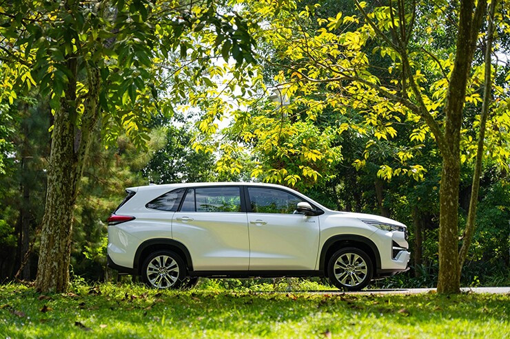 Đuôi xe Toyota Innova Cross thiết kế vuông vức và cứng cáp