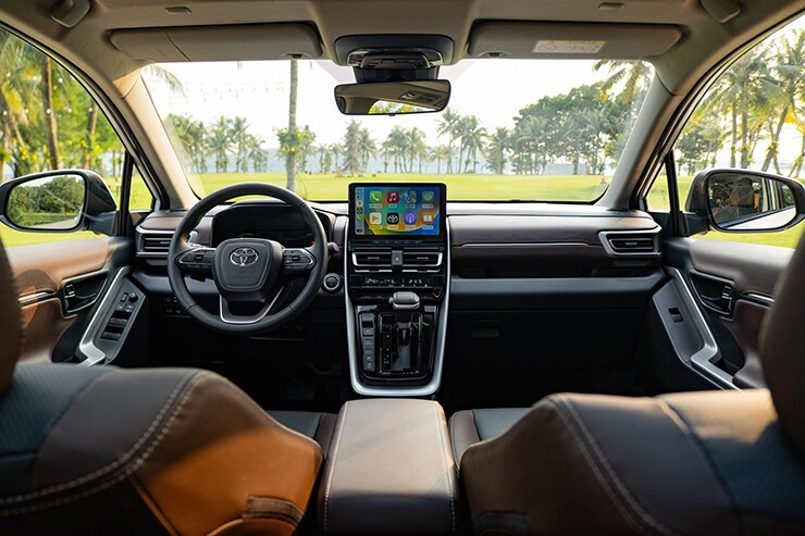 Khoang lái Toyota Innova Cross với màn hình trung tâm 10,1 inch