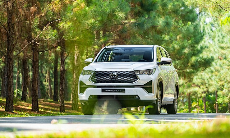 Đầu xe Toyota Innova Cross với lưới tản nhiệt hình lục giác mạ chrome