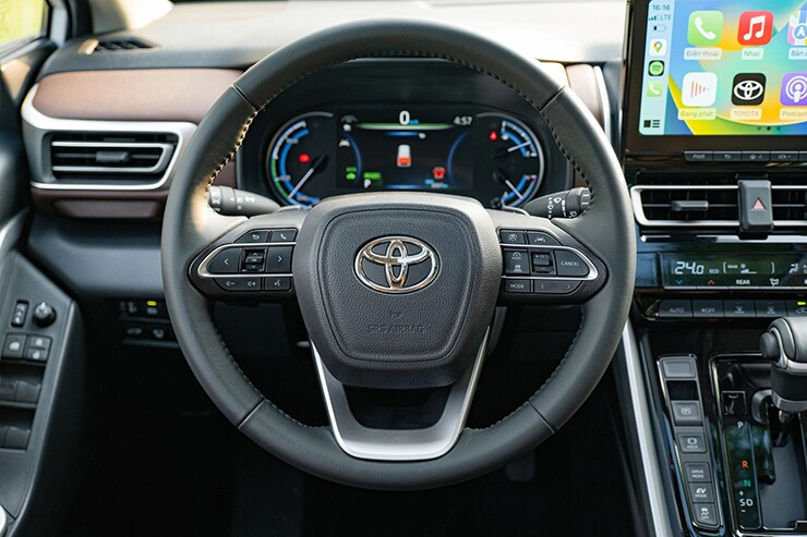 Hàng ghế thương gia với bệ đỡ chân trên phiên bản Innova Cross Hybrid