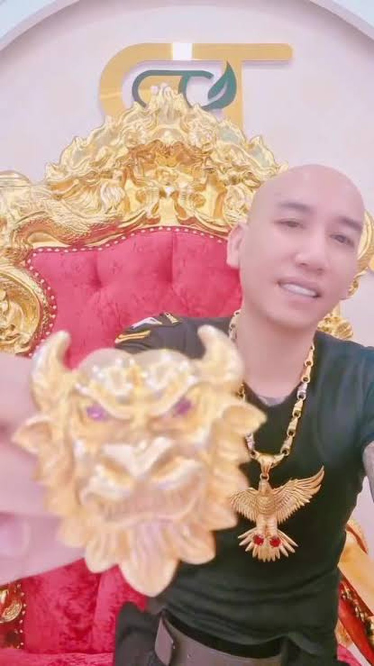 Phú Lê: Từ 'giang hồ mạng' thành 'doanh nhân' và cái kết bị khởi tố- Ảnh 1.