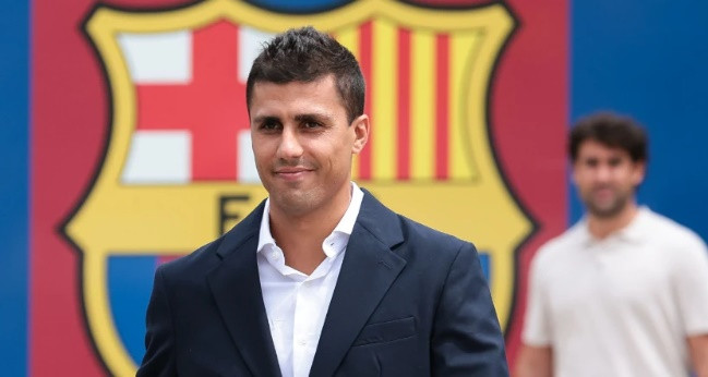 Rodri gia nhập Barcelona từ Manchester City.