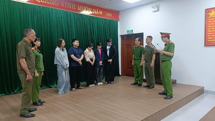 Đóng giả bác sỹ, dọa có bệnh để 'dụ' chị em đi chăm sóc 'vùng kín'- Ảnh 1.