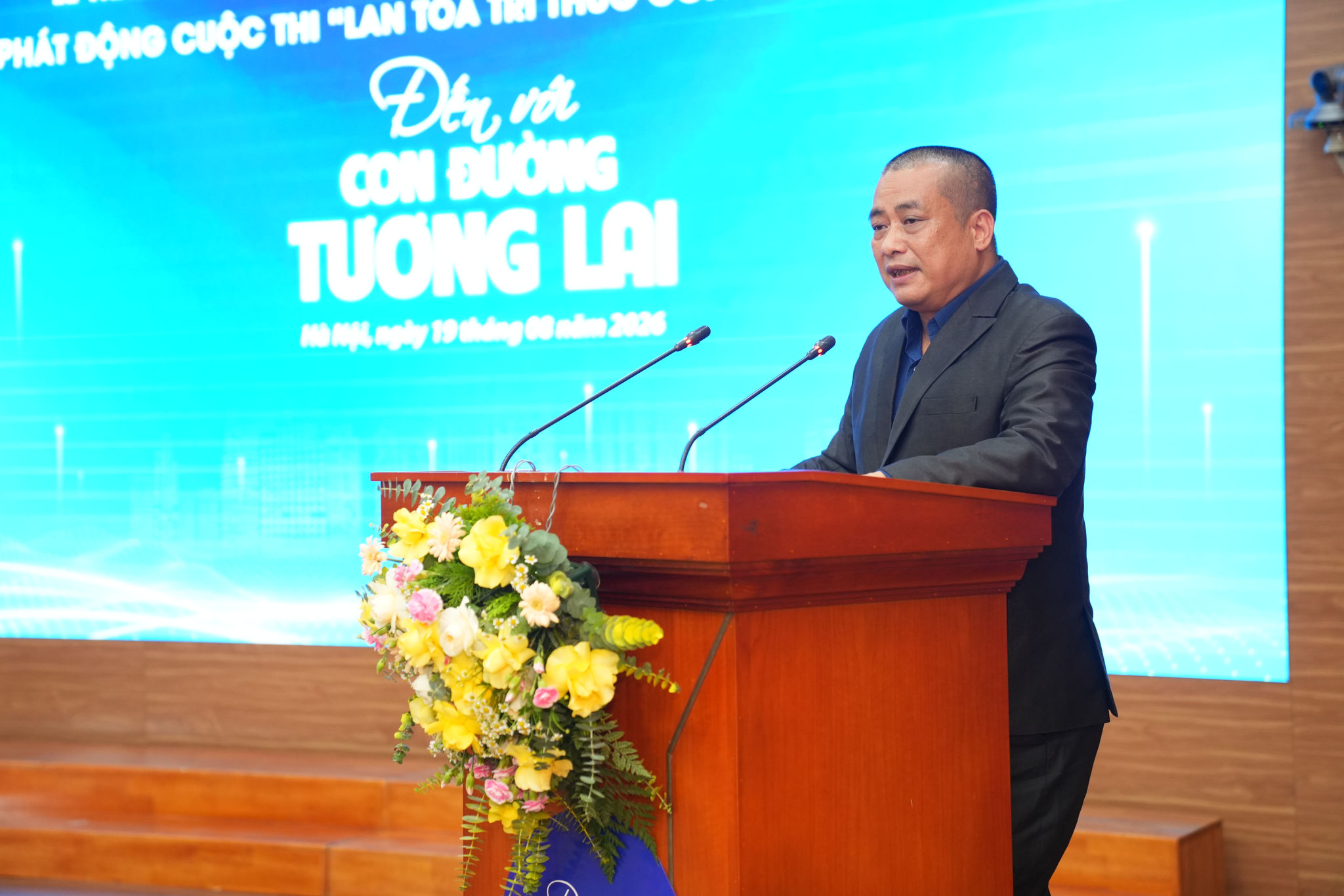 4 Nhà văn Nguyễn Xuân Tuấn