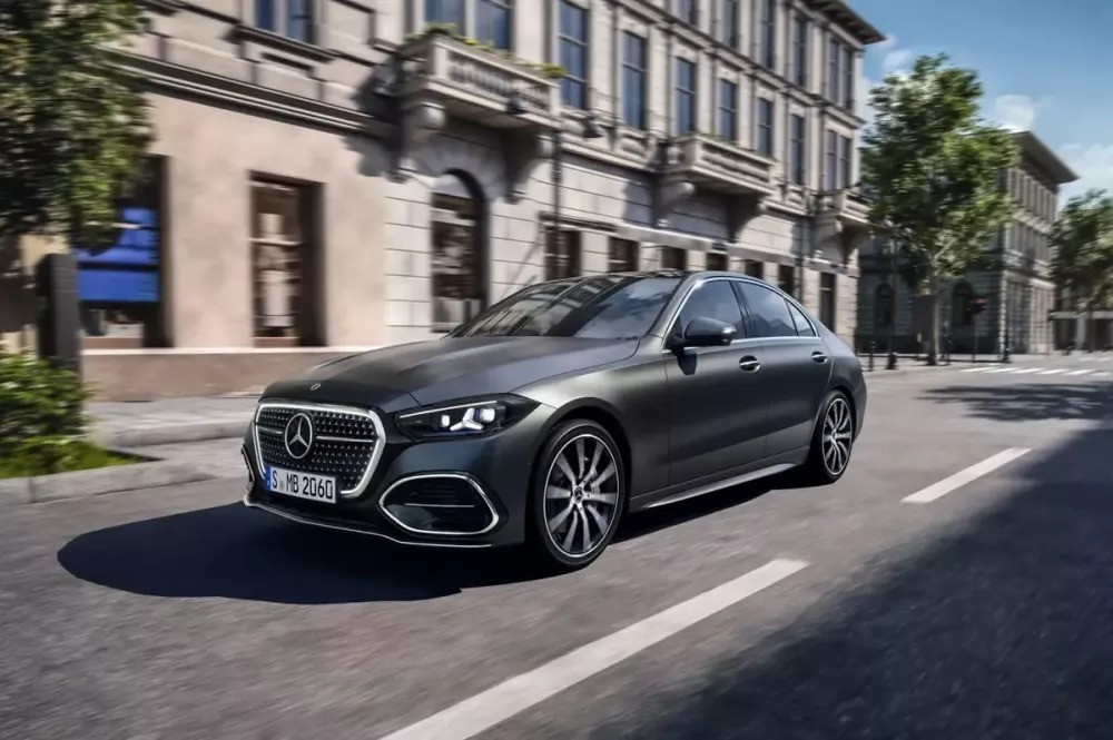 Tin xe 20/8: Mercedes-Benz C-Class 2027 thêm AI và loạt công nghệ mới - 1