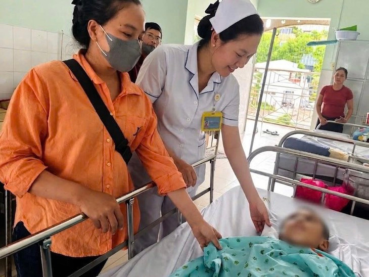 Bác sĩ Việt Nam cứu cậu bé Campuchia qua cơn nguy kịch sau tai nạn giao thông- Ảnh 1.