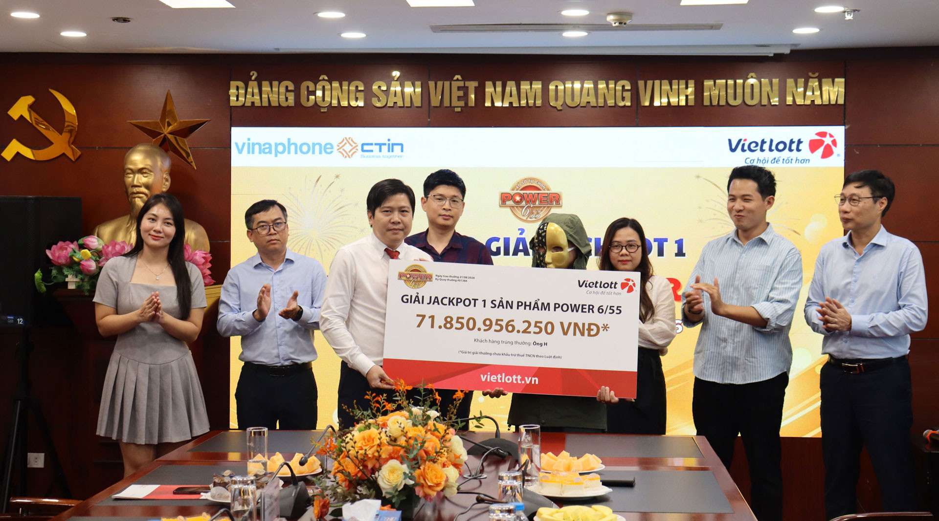 Ông H nhận giải thưởng Jackpot 1 trị giá hơn 71,8 tỷ đồng từ Vietlott