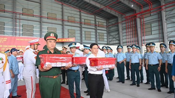 Chuyến bay đặc biệt, nhiệm vụ thiêng liêng đưa mẫu liệt sĩ đi giám định ADN - Ảnh 3.
