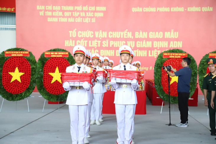 Chuyến bay đặc biệt, nhiệm vụ thiêng liêng đưa mẫu liệt sĩ đi giám định ADN - Ảnh 4.