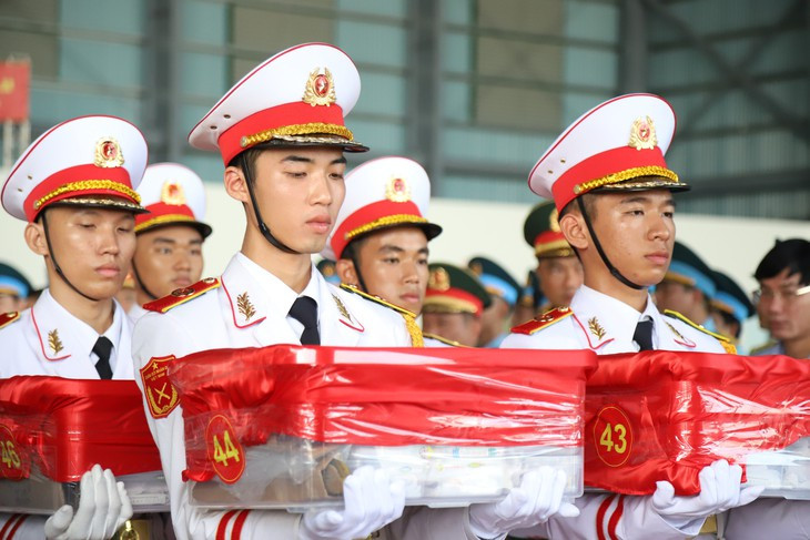 Chuyến bay đặc biệt, nhiệm vụ thiêng liêng đưa mẫu liệt sĩ đi giám định ADN - Ảnh 6.