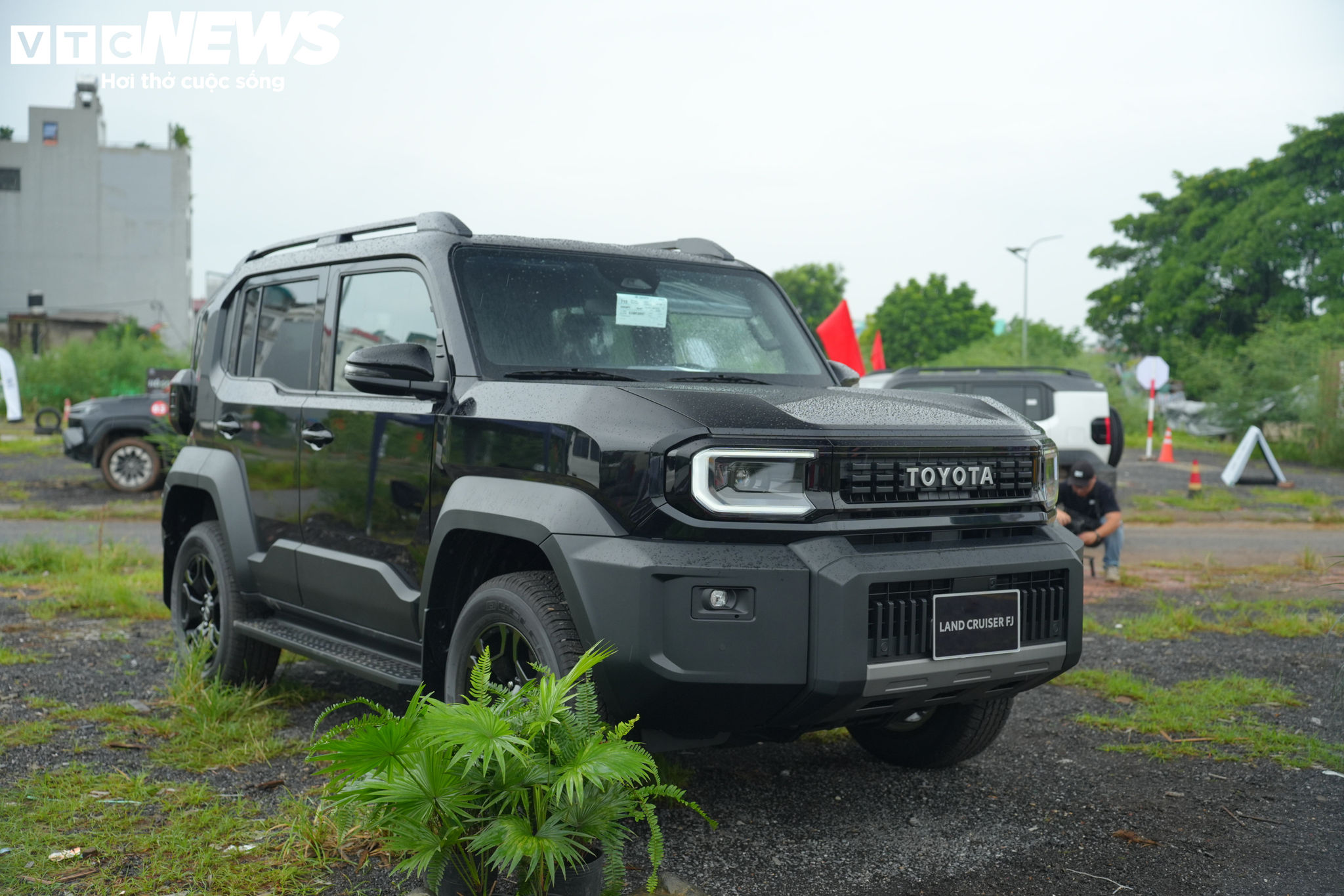 Toyota Land Cruiser FJ sở hữu diện mạo khối hộp vuông vắn với kích thước gọn gàng, linh hoạt.