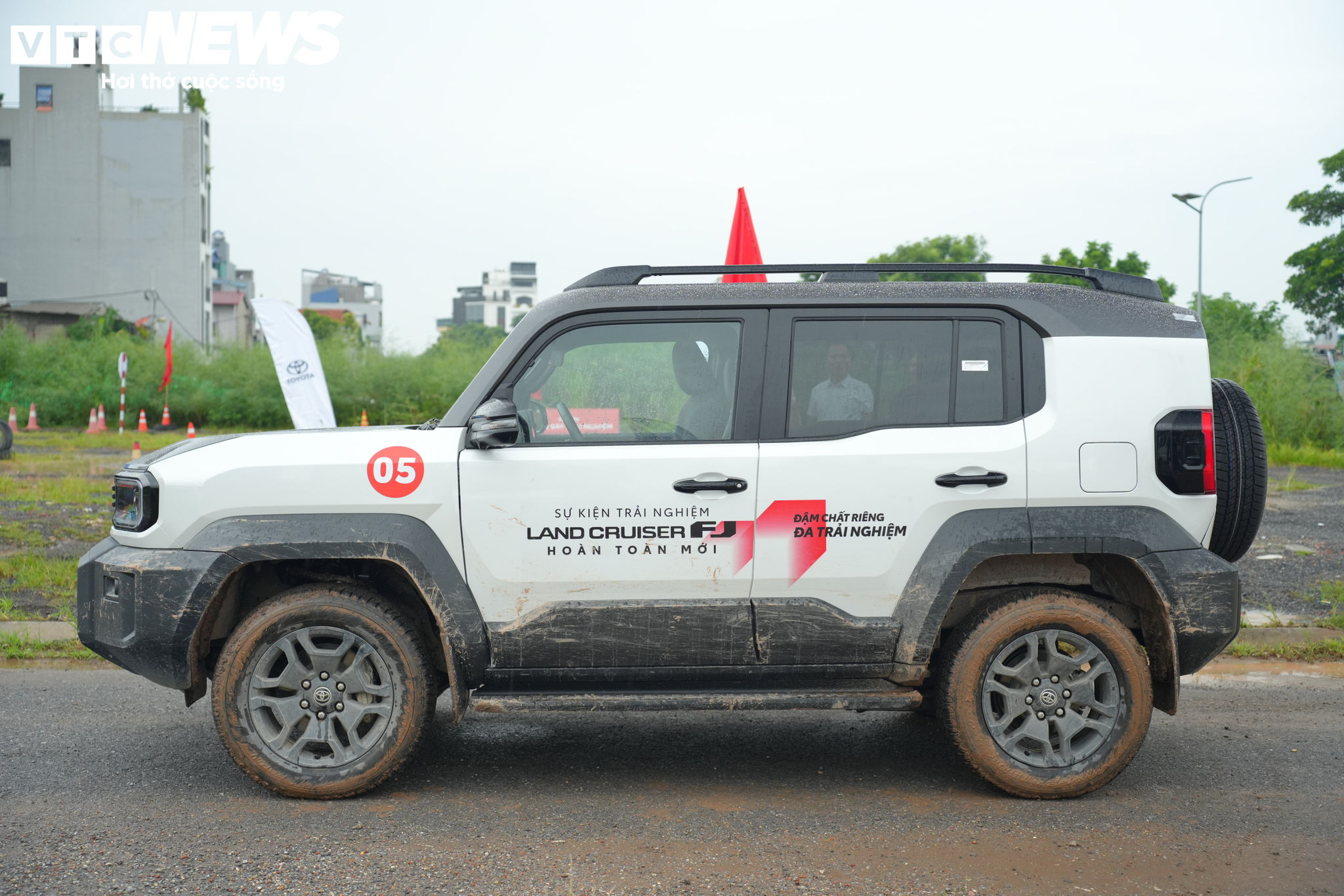 Chi tiết Toyota Land Cruiser FJ giá gần 1,2 tỷ đồng tại Việt Nam - 2